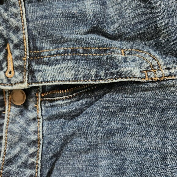 The Levis Boyfriend Jeans in women's size 31 are a stylish and comfortable choic - Picture 9 of 12